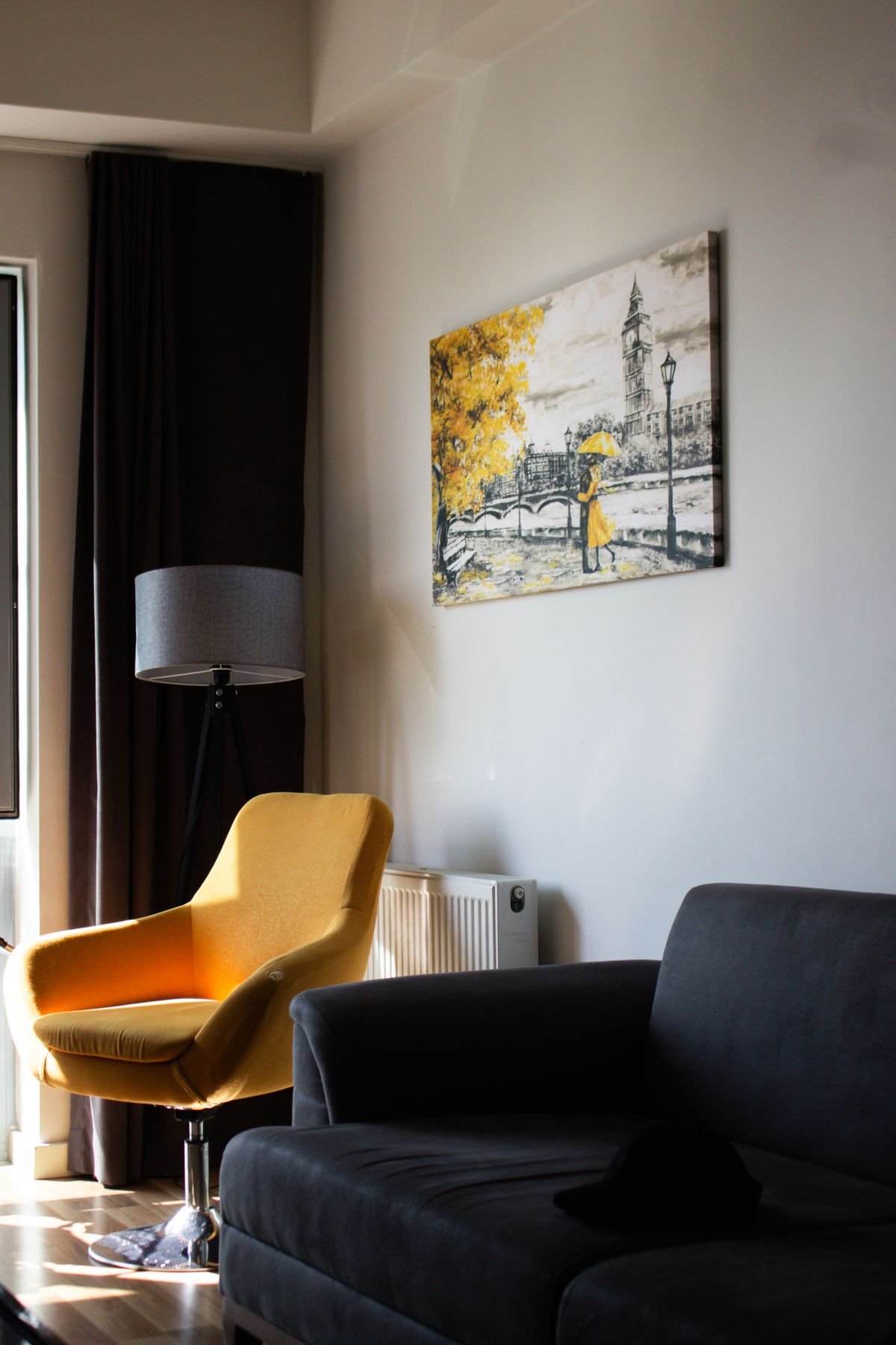 Salón acogedor con sillón amarillo en invierno