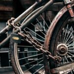 Bicicleta encadenada con un candado
