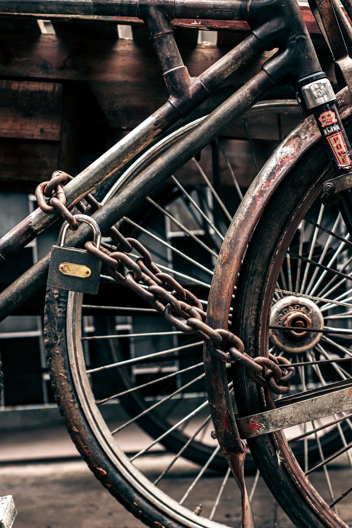 Bicicleta encadenada con un candado