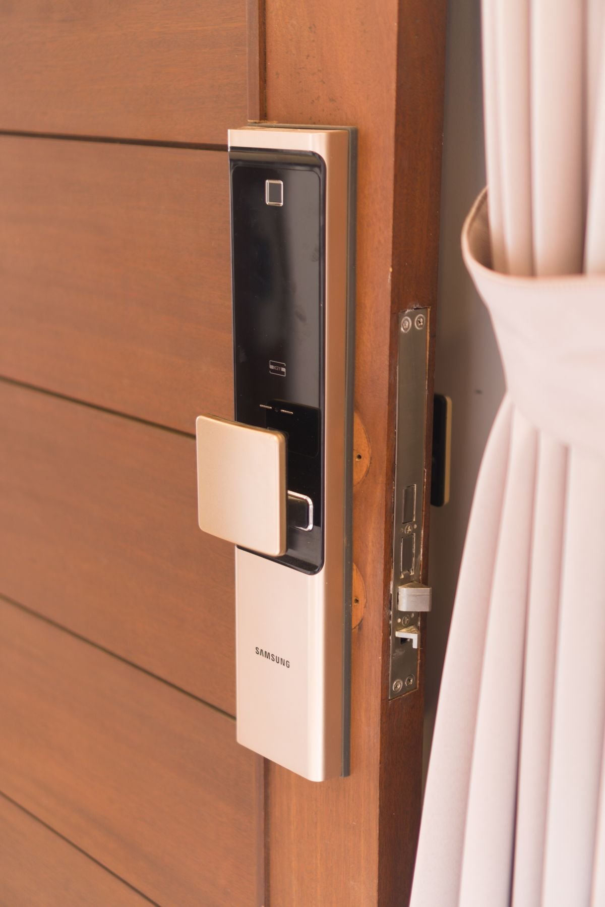 Primer plano de una cerradura inteligente en una puerta de madera