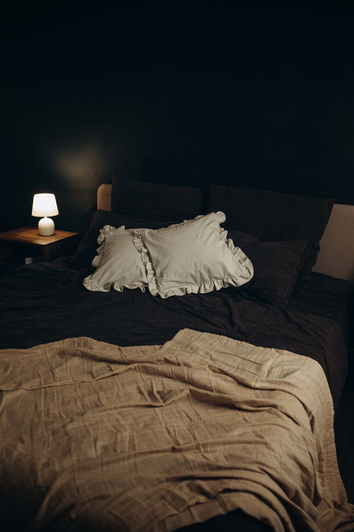 Dormitorio acogedor con luz cálida de una lámpara de mesilla