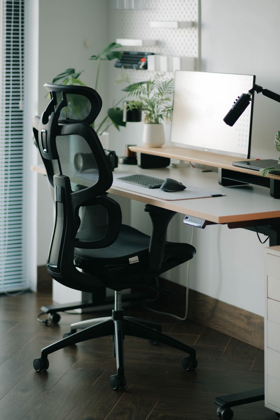 Puesto de teletrabajo completo con escritorio elevable y silla ergonómica