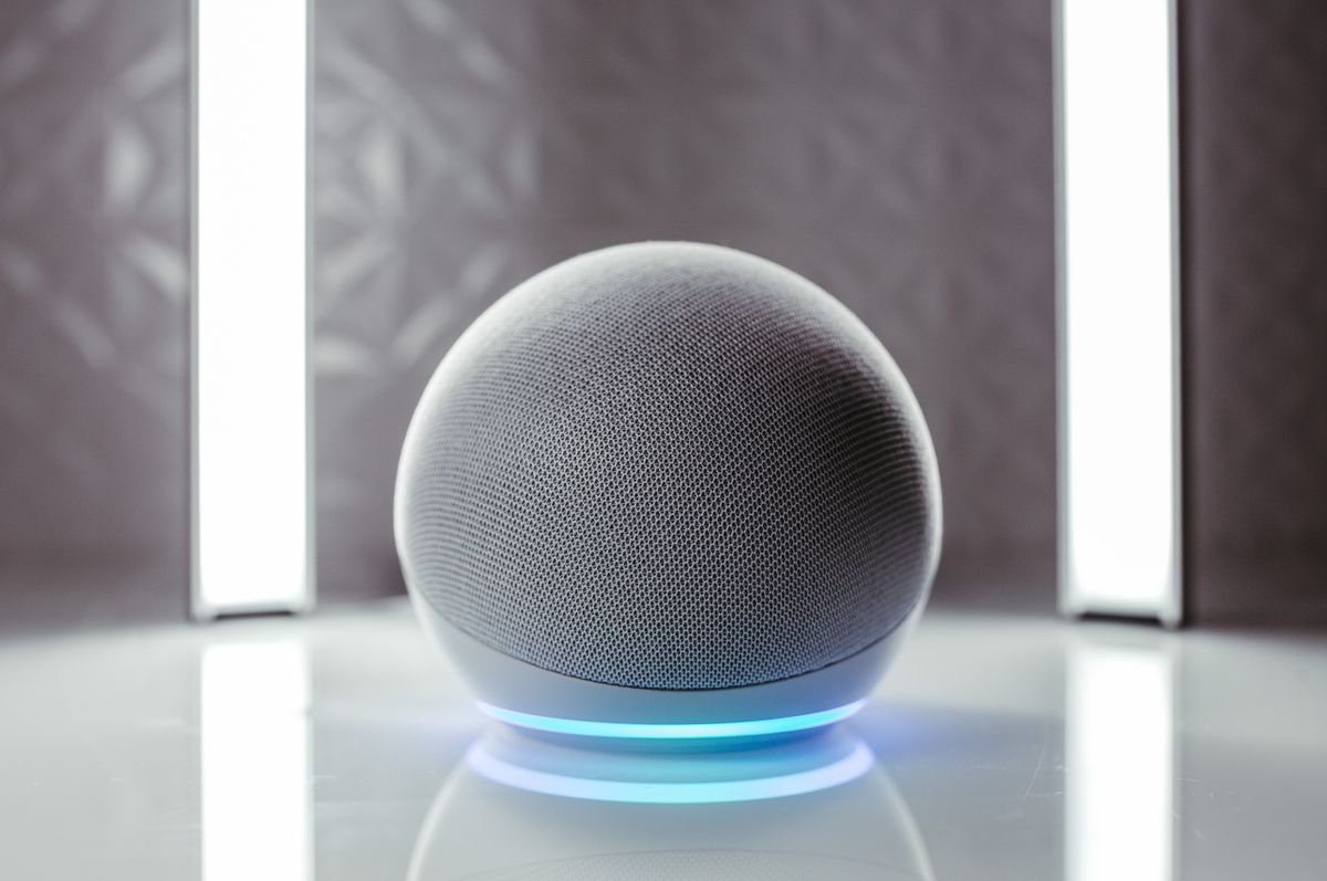 Altavoz inteligente esférico con base iluminada