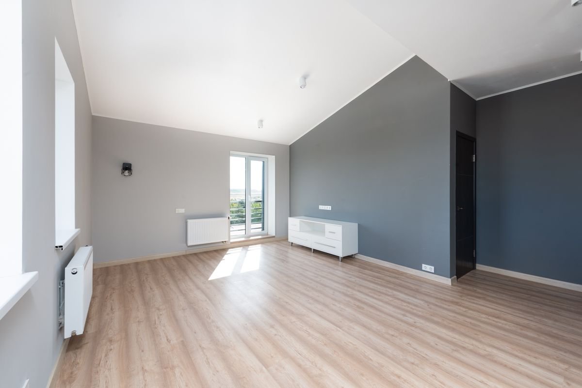 Habitación luminosa sin amueblar en un piso
