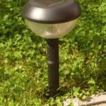 Luz solar de jardín con panel integrado clavada en el césped