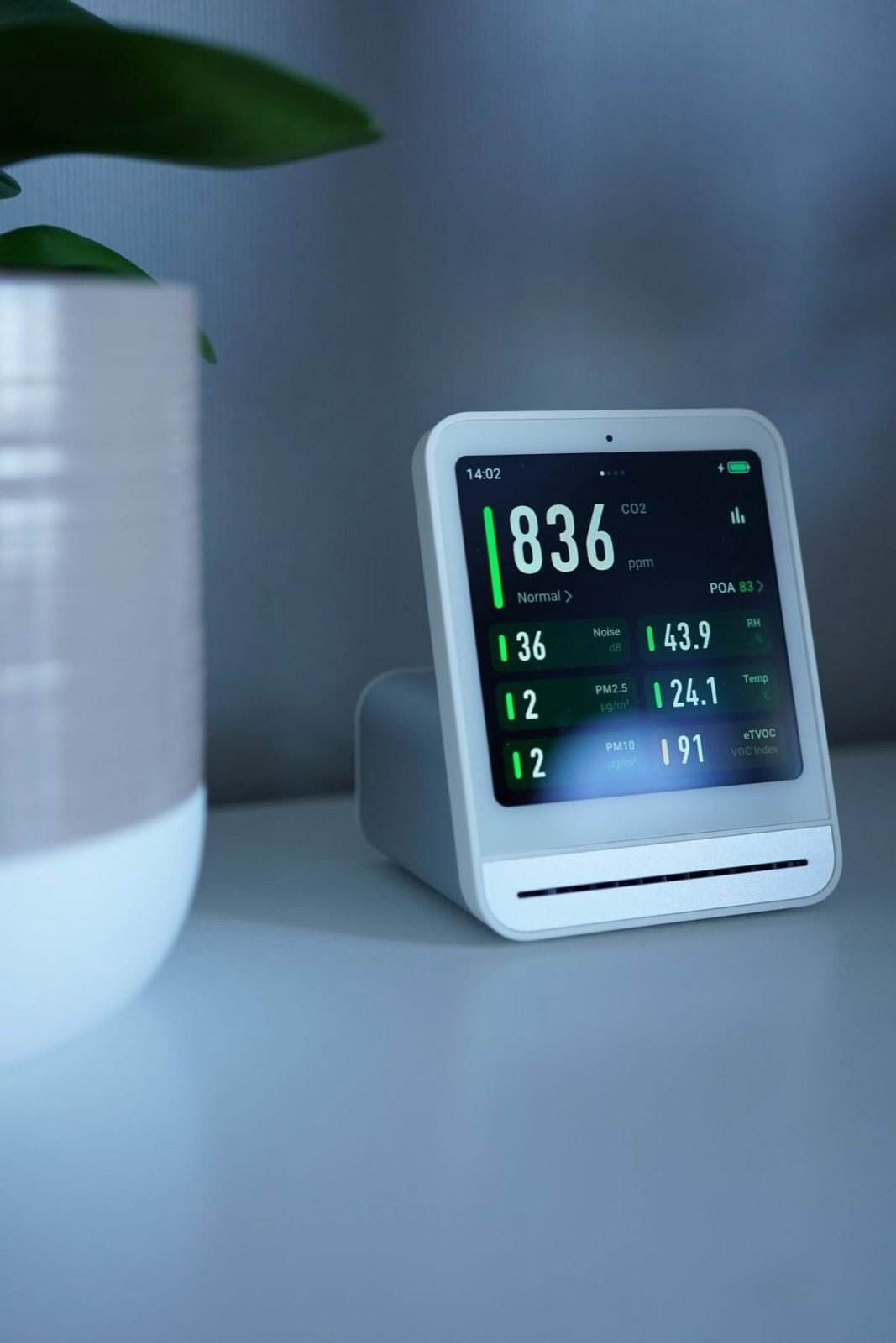 Pantalla de un monitor de calidad de aire con datos de CO2, PM2.5, PM10 y TVOC