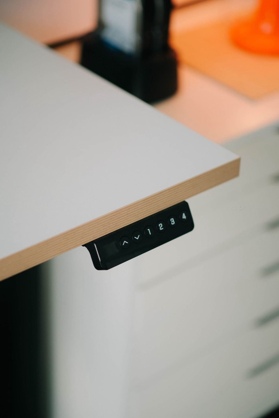 Panel de control con memoria de posiciones de un escritorio elevable eléctrico