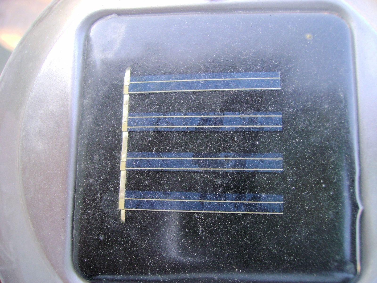 Primer plano de un panel solar sucio y cubierto de polvo