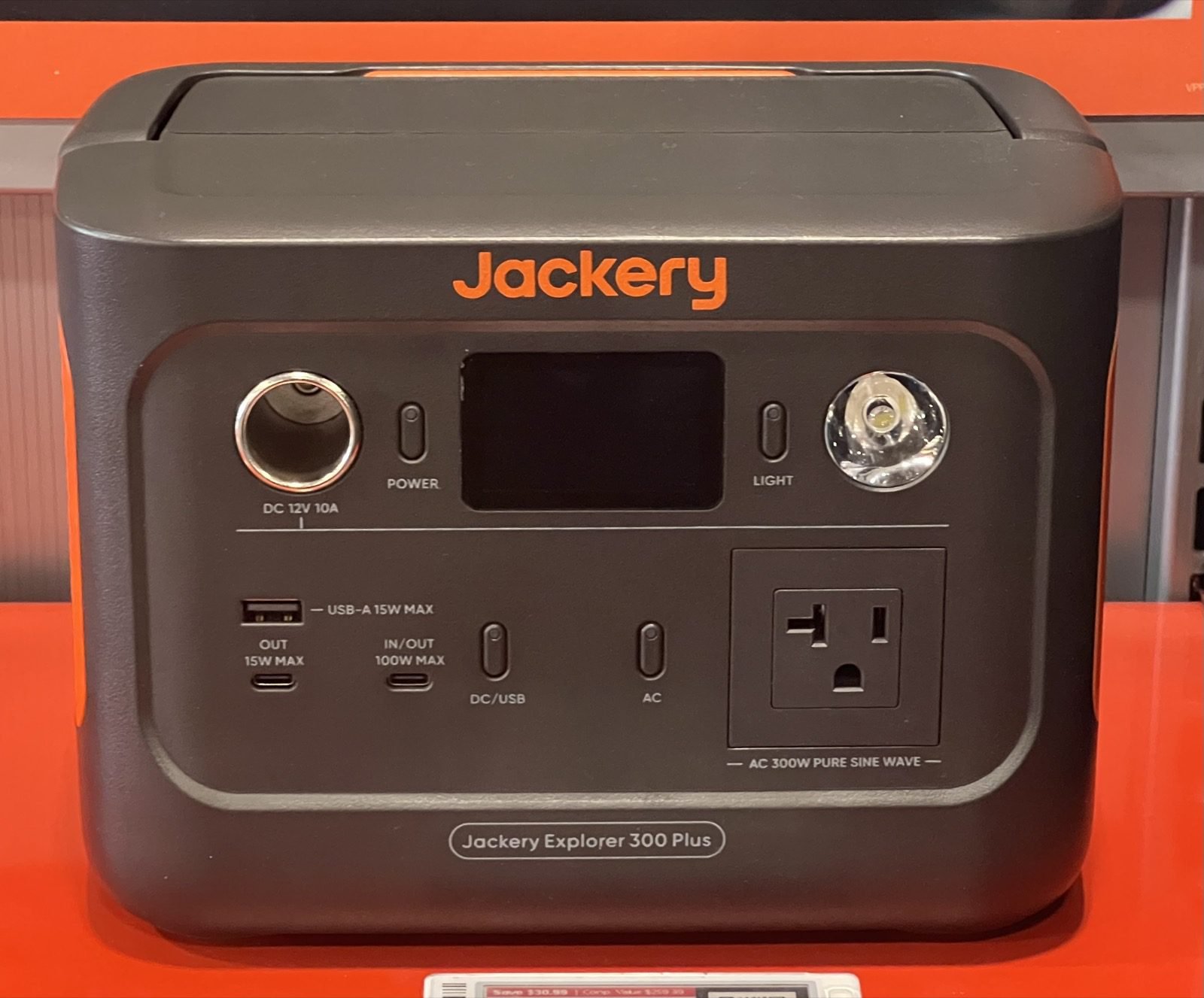 Panel frontal de una power station Jackery con puertos AC, USB y DC