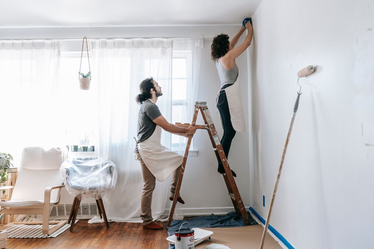 Pareja haciendo reformas en una vivienda