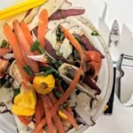 Restos de verduras listos para compostar en un cuenco de cocina