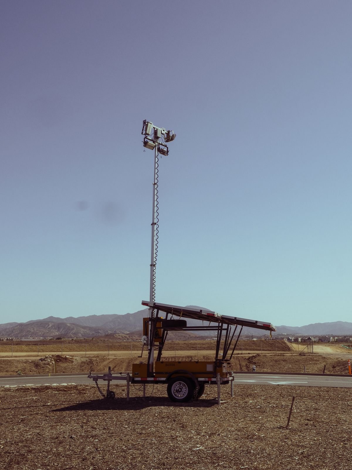 Torre solar portátil con panel y batería
