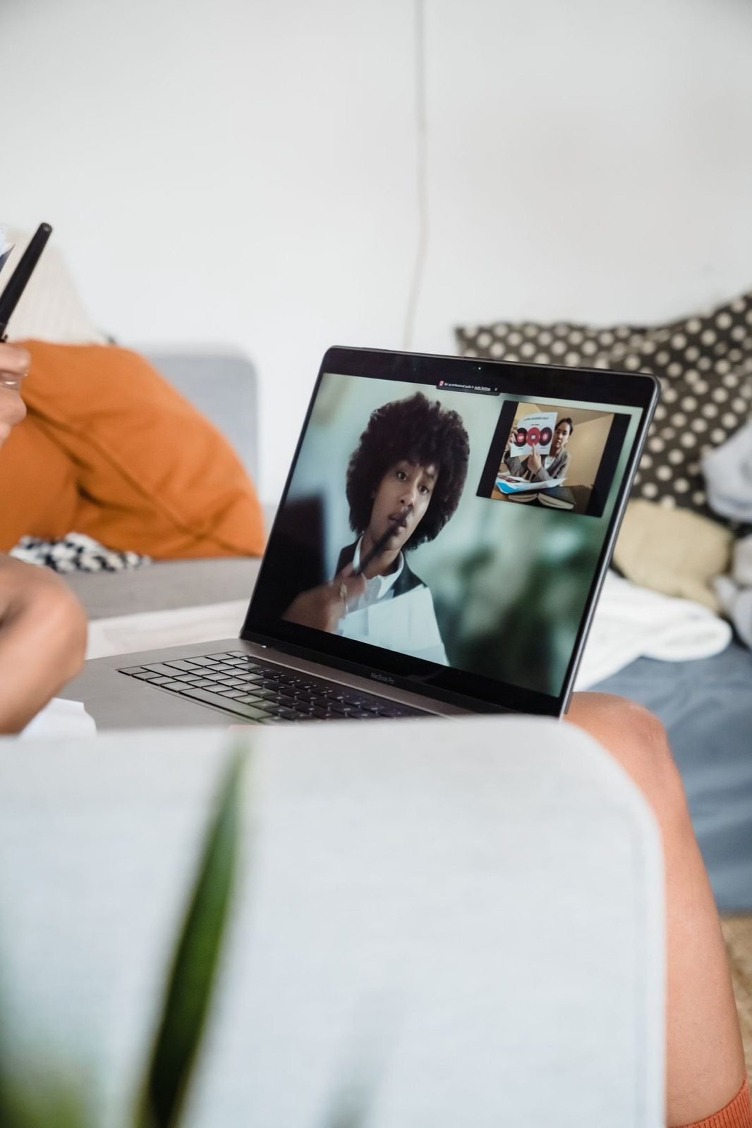 Persona en una videollamada de trabajo con iluminación desigual